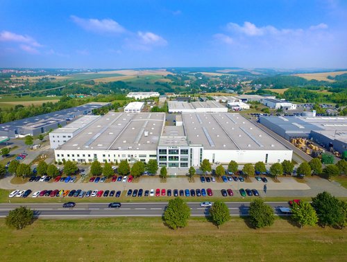 Luftaufnahme Unternehmenssitz C.H. Müller - zum Blogbeitrag: C. H. Müller: Entwicklung und Fertigung laufen unverändert weiter, Gespräche mit potentiellen Investoren