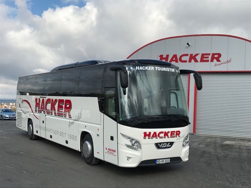 Ein Reisebus der Hacker Touristik
