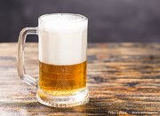 gefülltes bierglas