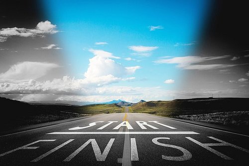 Start und Finish Linie auf Straße  - zum Blogbeitrag: Ist ein Startup insolvent, muss das nicht automatisch in einer Abwicklung enden