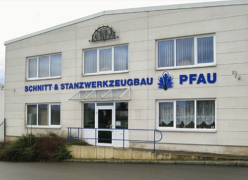 Frontansicht vom Gebäude Horst Pfau GmbH - zum Blogbeitrag: Horst Pfau: Insolvenzverfahren des traditionsreichen Werkzeug-Herstellers erreicht wichtigen Meilenstein