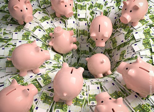 Sparschweine die in den Abgrund stürzen - zum Blogbeitrag: Finanzielle Schieflage: Worauf Banken im Spannungsfeld von steigenden Insolvenzzahlen und zunehmenden Kreditrisiken achten sollten