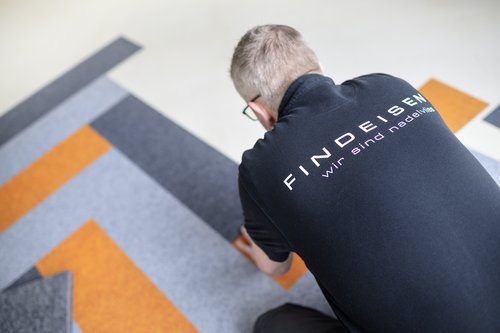 Mann von hinten mit T-Shirt und Schriftzug von Findeisen - zum Blogbeitrag: FINDEISEN Vertrieb wird Teil der Condor Group
