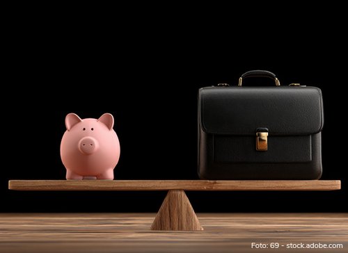Sparschwein und Aktenkoffer auf einer Waage - zum Blogbeitrag: Eigenkapital ist kein Geschäftsmodell 