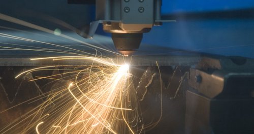 Laserschneiden - zum Blogbeitrag: Sanierung in zwei Stufen abgeschlossen: Insolvenzverwalter und Übernehmer von JS Lasertechnik unterzeichnen Kaufvertrag 
