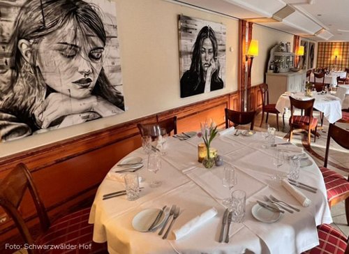 Restaurant mit runden Tischen - zum Blogbeitrag: Schwarzwälder Hof in Achern: Hotel- und Restaurantbetrieb läuft auch nach dem Insolvenzantrag in vollem Umfang weiter