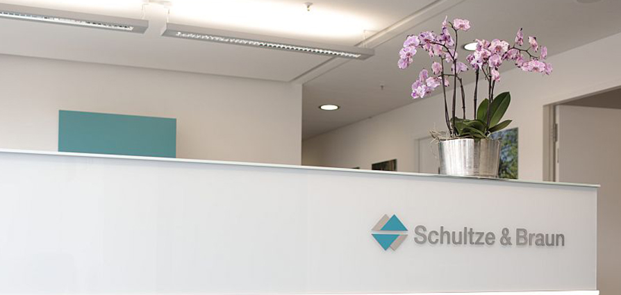 Schultze & Braun Stuttgart Empfangsbereich mit Blume