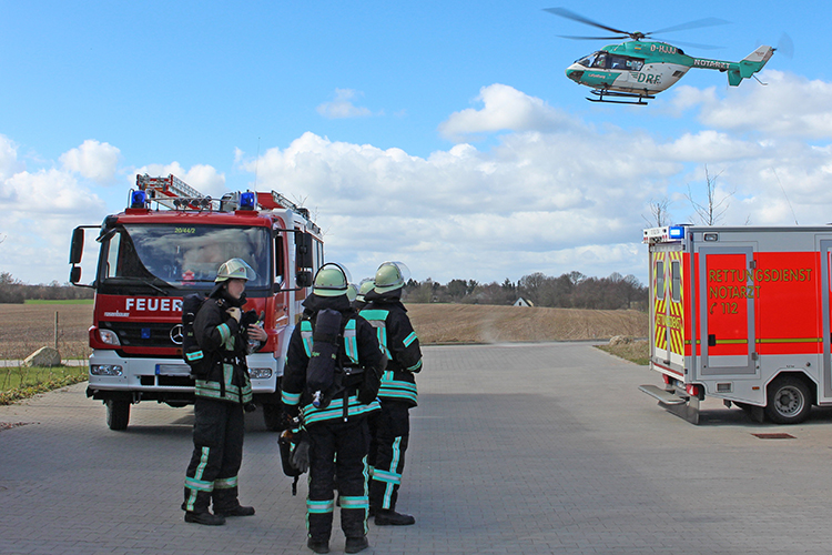 Feuerwehrauto mit Notarztwagen und Rettungshelikopter