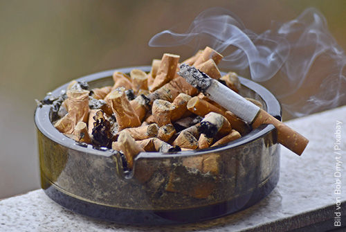 Voller Aschenbecher mit glühender Zigarette abgelegt - zum Blogbeitrag: Tabakproduzent TMCC: Investorenprozess kommt gut voran – großes Interesse an einer Übernahme des Unternehmens