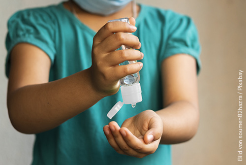 Desinfektionsmittel wird auf Hände gegeben - zum Blogbeitrag: Sanierung des Desinfektionsmittel-Herstellers Lysoform Dr. Hans Rosemann: Gericht hebt Verfahren auf