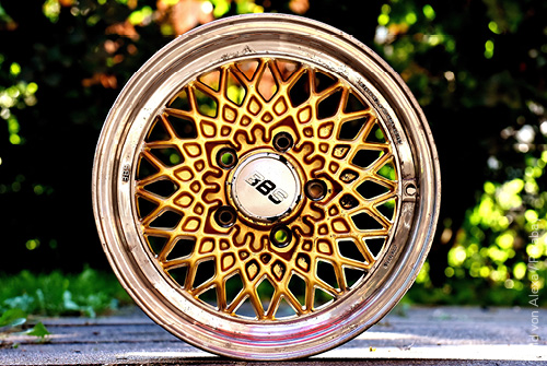 Eine golden lackierte Felge eines Autos. In der Mitte prangen die drei Buchstaben BBS, das Logo des Herstellers dieser Felge. - zum Blogbeitrag: Vorläufiger Insolvenzverwalter Dr. Dirk Pehl informiert Mitarbeitende des Felgenherstellers BBS über den Stand des Verfahrens