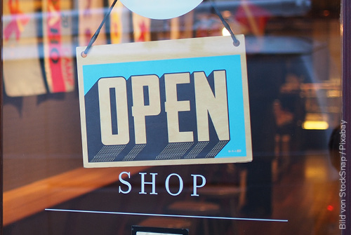 Open-Schild an einem Shopfenster - zum Blogbeitrag: Einzelhändler City Shop West GmbH in Wolfsburg stellt Insolvenzantrag