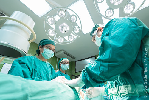 Ärzte in Operationskleidung - zum Blogbeitrag: Abrundung des dreijährigen Entwicklungsprozesses: Das Naëmi-Wilke-Stift Guben nutzt  Eigenverwaltungsverfahren als wichtigen Schritt in der Umstrukturierung und Vorbereitung auf die Krankenhausreform 