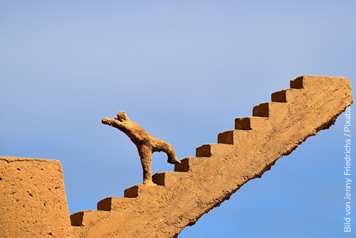Figur steigt Treppe hinauf