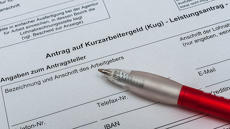 Formular Steuererklärung mit rotem Kugelschreiber 