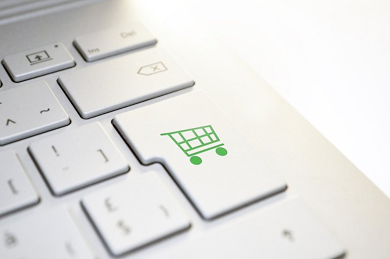 Tastatur, auf der Entertaste ein grüner Einkaufswagen