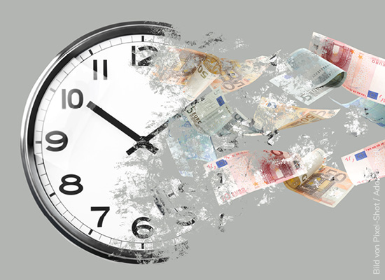 Uhr und Geldscheine - zum Blogbeitrag: Finanzielle Schieflage und Haftungsrisiken: Welche Punkte Geschäftsleiter bei der Zahlungsunfähigkeit beachten sollten 